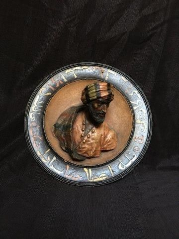 Ensemble de deux plats centrés de bustes...